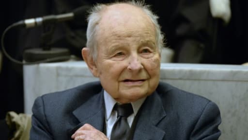 -Dans cette photo prise le 21 mai 2013, Jacques Servier, fondateur du fabricant pharmaceutique français Les Laboratoires Servier, - fabricant du médicament Médiator - attend dans la salle d'audience du palais de justice de Nanterre, aux ...