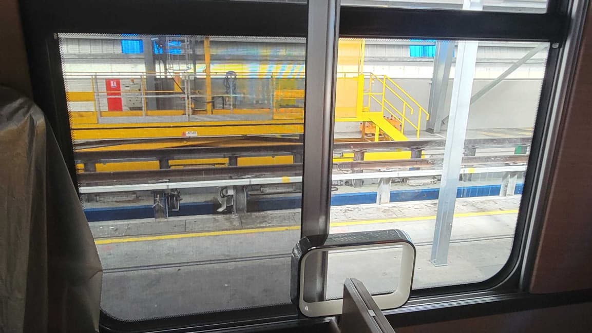 Fenêtre du train Oxygène avec store horizontal coulissant divisé en deux parties Fenêtre du train Oxygène avec store horizontal coulissant divisé en deux parties