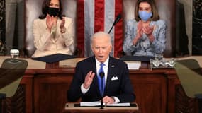 Le président américain Joe Biden (c) s'adresse au Congrès, à Washington, le 28 avril 2021 (photo d'illustration)