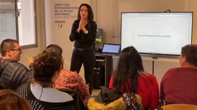Céline Gardel, fondatrice de l'association Les 4 Pattounes, lors d'une présentation sur la maltraitance animal au commissariat de police de Cagnes-sur-Mer (Alpes-Maritimes), fin avril 2025.
