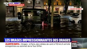 Orages: à Paris, des passants se mettent pieds nus sur l'avenue Montaigne pour tenter de circuler malgré l'eau qui monte