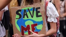 Une manifestante tenant une pancarte lors d'une manifestation pour le climat à Toulouse, le 23 septembre 2022 (photo d'illustration).
