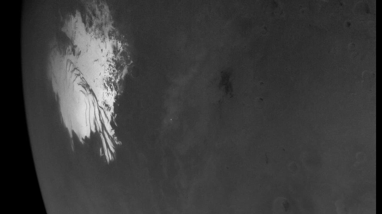 La sonde a aussi capturé des images de la calotte polaire du pôle Sud de Mars.
La sonde a aussi capturé des images de la calotte polaire du pôle Sud de Mars.