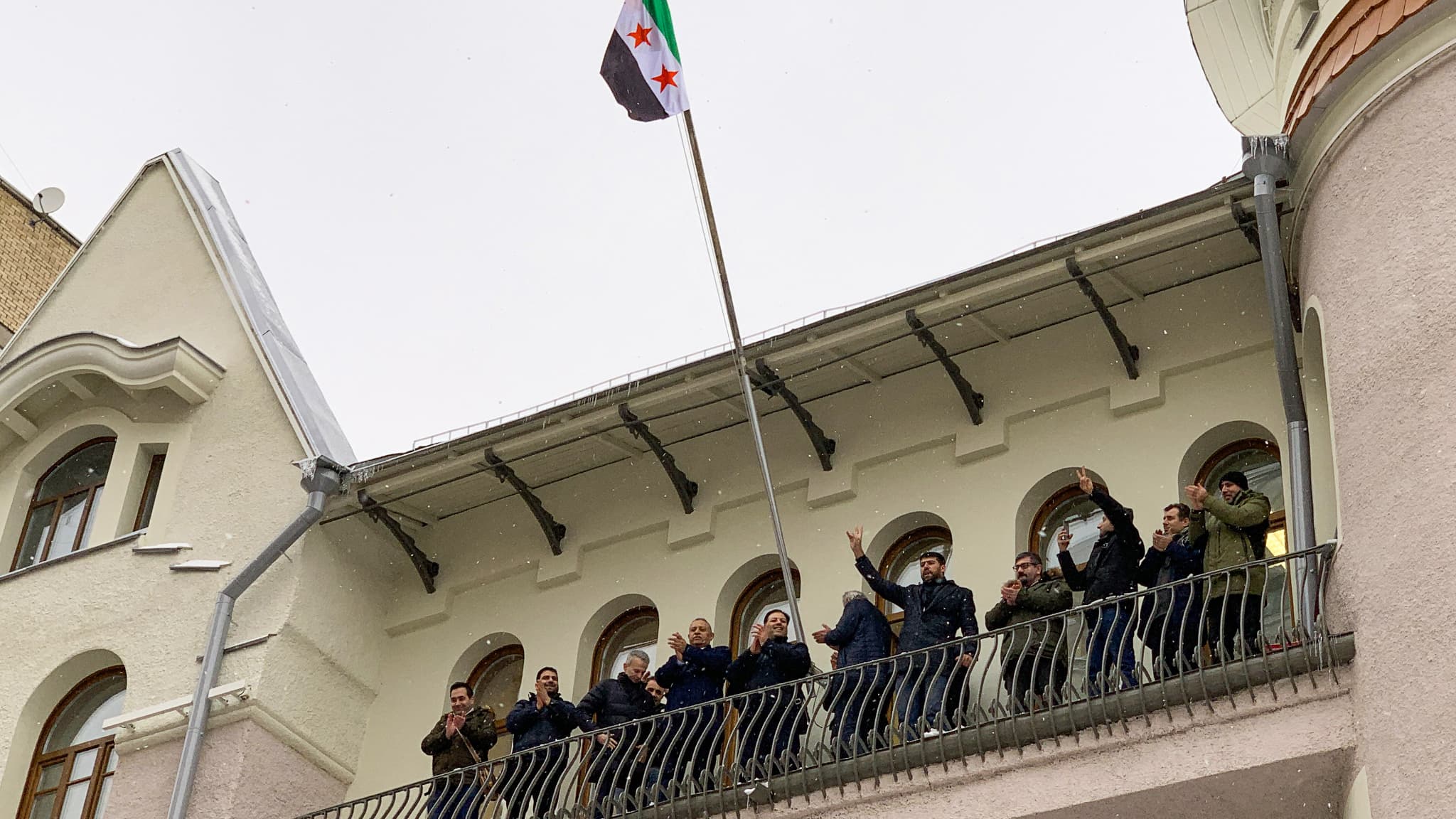 Des manifestants réagissent après avoir hissé le drapeau de l'opposition syrienne à l'ambassade de Syrie à Moscou, le 9 décembre 2024. Des manifestants réagissent après avoir hissé le drapeau de l'opposition syrienne à l'ambassade de Syrie à Moscou, le 9 décembre 2024.