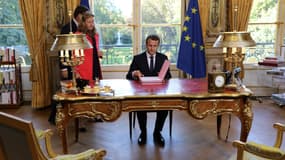 Emmanuel Macron s'apprête à signer la loi de moralisation de la vie politique, le 15 septembre 2017 à l'Elysée à Paris. 