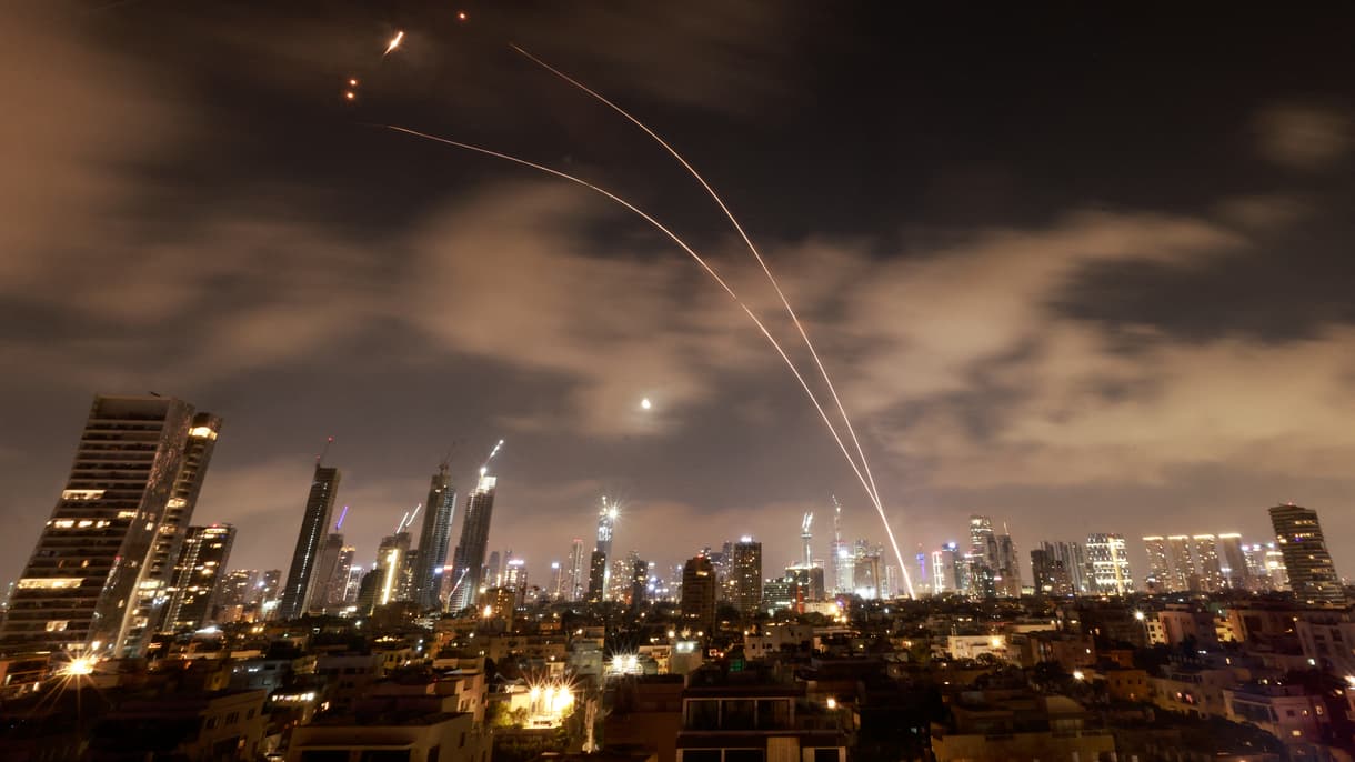 Le système de défense aérienne israélien intercepte des missiles iraniens à Tel-Aviv le 18 juin 2025.