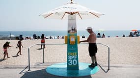 Un distributeur gratuit de crème solaire FPS 30, le 22 août 2018 sur Rockaway Beach à New York. 