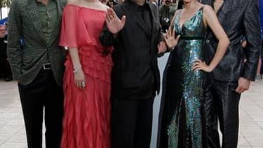 Le cinéaste chinois Wang Xiaoshuai (au centre) entouré de Qing Hao, Fan Bingbing, Li Feier et Zi Yi (de gauche à droite) pour la présentation à Cannes du film "Rizhao Chongqing" (Chongqing Blues). Projeté jeudi, ce film est la première entrée asiatique da