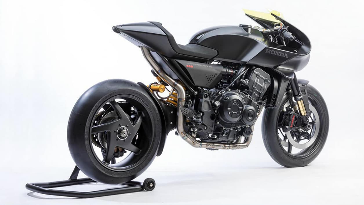 Cette moto dispose d'un écran tactile sur le réservoir, qui comprend notamment une fonction appel d'urgence. Cette moto dispose d'un écran tactile sur le réservoir, qui comprend notamment une fonction appel d'urgence.