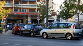 Les queues s'allongent devant les stations-services pour les Français qui ont besoin d'essence