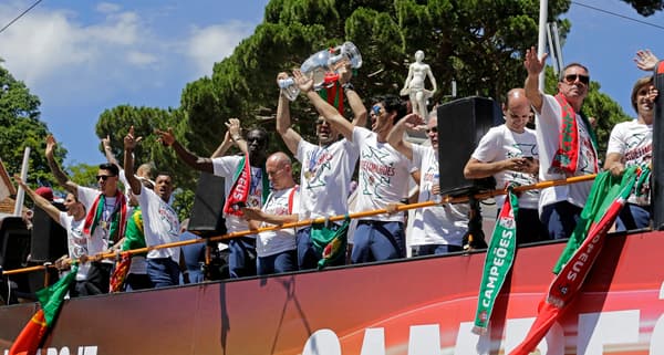 Les Portugais lors des célébrations de leur titre européen en 2016