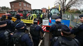 Des agriculteurs font face aux forces de l'ordre à proximité du Parlement européen à Strasbourg, le 26 novembre 2024