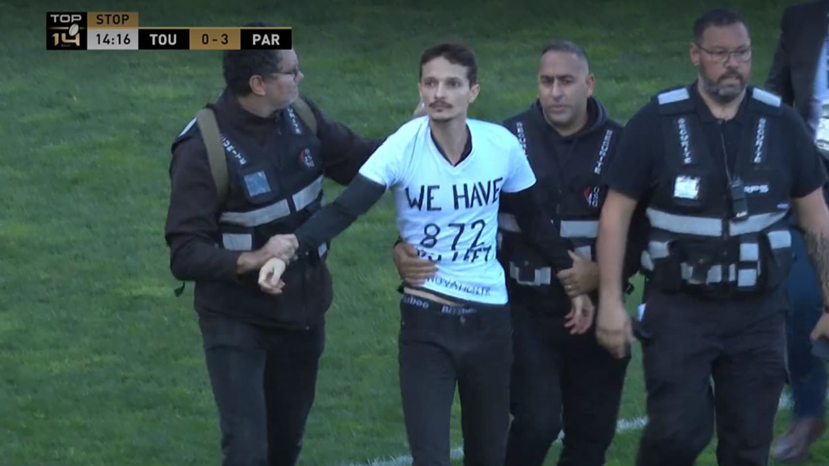 Toulouse - Stade Français interrompu par des militants écologistes Toulouse - Stade Français interrompu par des militants écologistes