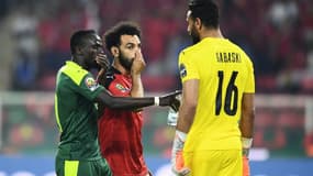 Mohamed Salah donne quelques conseils à Gabaski avant un penalty accordé au Sénégalais Sadio Mané à Yaoundé, le 6 février 2022 