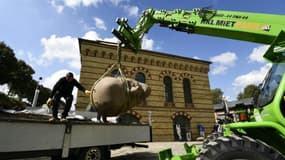 Des ouvriers déplacent la tête d'une statue à l'effigie de Lénine, le 10 septembre 2015 à Berlin