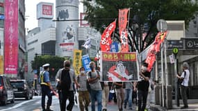 Des manifestants tiennent une bannière à l'effigie de l'ancien Premier ministre japonais Shinzo Abe. Des manifestants anti-guerre, anti-nucléaire et contre le financement par le gouvernement des funérailles d'Abe participent à un rassemblement et à une marche à Tokyo le 19 septembre 2022.