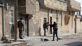Des combattants kurdes le 22 janvier pendant des combats avec des combattants de Daesh