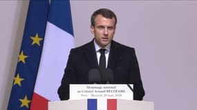 Hommage à Arnaud Beltrame: "Sa mémoire vivra, son exemple demeurera. J'y veillerai", déclare Emmanuel Macron