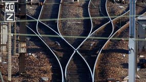 La grève des cheminots se poursuit ce dimanche pour la cinquième journée consécutive sans grandes conséquences sur le trafic, à l'exception du sud-est de la France, selon la SNCF. /Photo prise le 7 avril 2010/REUTERS/Vincent Kessler