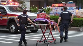 L'intervention des secours après une tuerie à Manhattan à New York (États-Unis) dans un immeuble qui abrite le siège de la NFL, le 28 juillet 2025.
