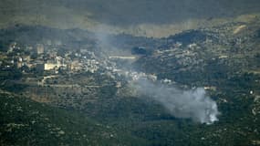 De la fumée s'élève à la suite de bombardements israéliens à la périphérie du village de Kfarshuba, le long de la frontière sud du Liban avec le nord d'Israël, le 16 novembre 2023.