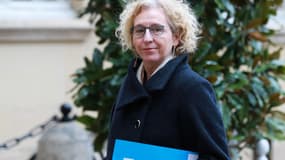 "D'ici quelques jours on annoncera ce qu'on fait pour les travailleurs précaires, on est en train de regarder différentes options", a indiqué la ministre du Travail, Muriel Pénicaud. 