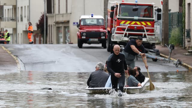 Les secours évacuent des habitants de Souppes-sur-Loing, au sud-est de Paris, mercredi 1er juin 2016.