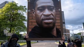 Portrait de George Floyd brandit pendant une manifestation à Détroit le 30 mai 2020