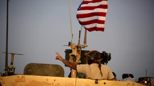 Une unité américaine accompagnée par des combattants kurdes de l'YPG aux abords du village syrien de Darbasiyah lelong de la frontière turque, le 28 avril 2017