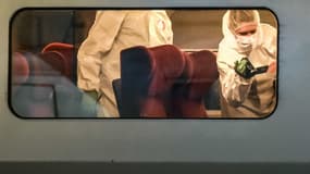 La police scientifique examine le wagon du Thalys en gare d'Arras, le 21 août 2015.