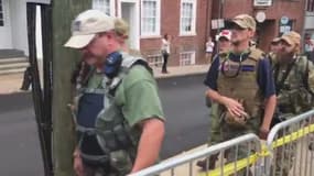 Des miliciens armés ont été aperçu samedi 12 août à Charlottesville, lors du rassemblement de plusieurs groupuscules d'extrême droite. 